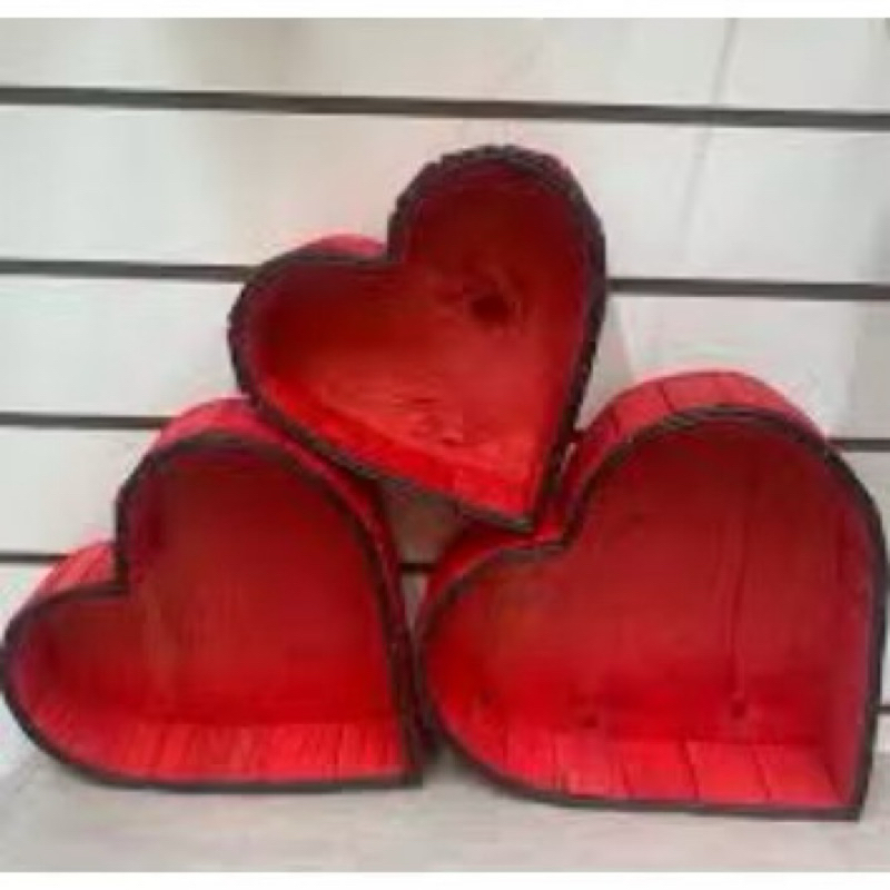 TRIO DE CESTAS EM MADEIRA PINUS CORAÇÃO VERMELHO | TAM.: P - 23X23 - M - 28X28 - G - 33X33CM | PRESENTE CHOCOLATE PÁSCOA