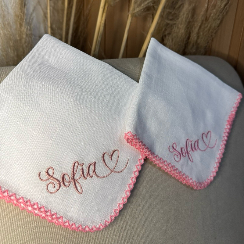Fralda de Boca Quadriculada com Nome Bordado – 33x33cm, 100% Algodão e Acabamento em Crochê em Oferta na Shopee