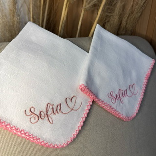 Fralda de Boca Quadriculada com Nome Bordado – 33x33cm, 100% Algodão e Acabamento em Crochê em Oferta na Shopee