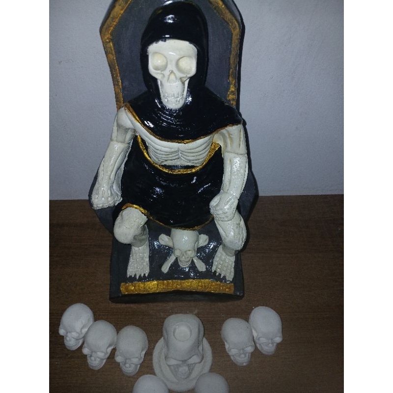 imagem exu tata caveira 40cm maciça + brinde de 7 caveirinhas + um lindo castiçal de caveira.