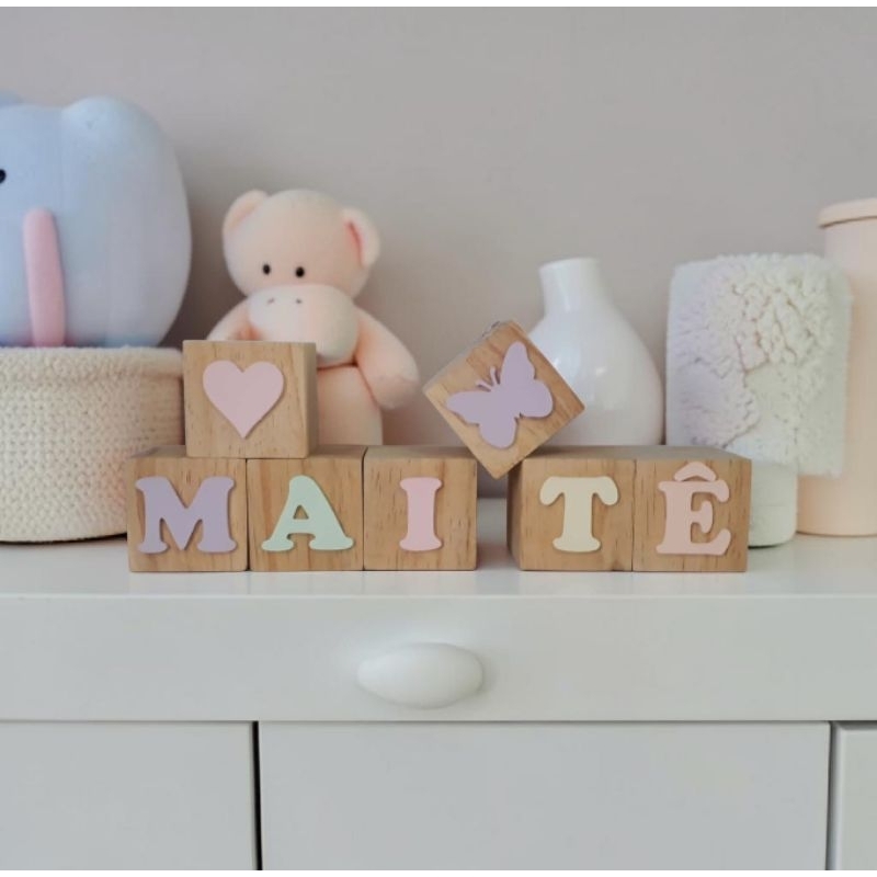 Cubos madeira pinus com letra decoração infantil 5,5 cm enfeite de madeira adorno