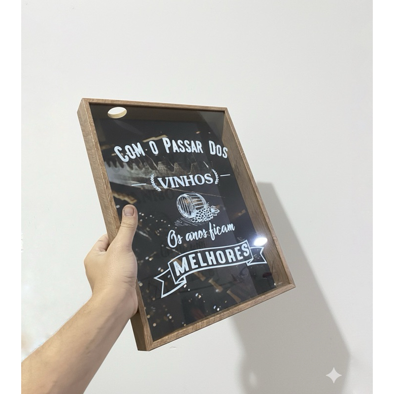 Quadro porta rolhas de vinhos "Com o passar dos vinhos os anos ficam melhores"