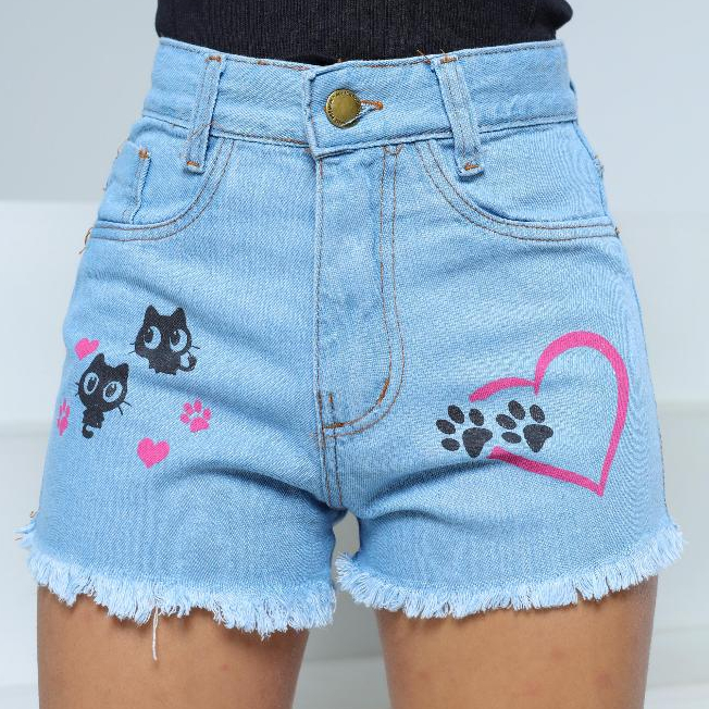 Short Infantil Jeans Menina Estampa Gat Coração Lavagem Clara Barra Desfiada