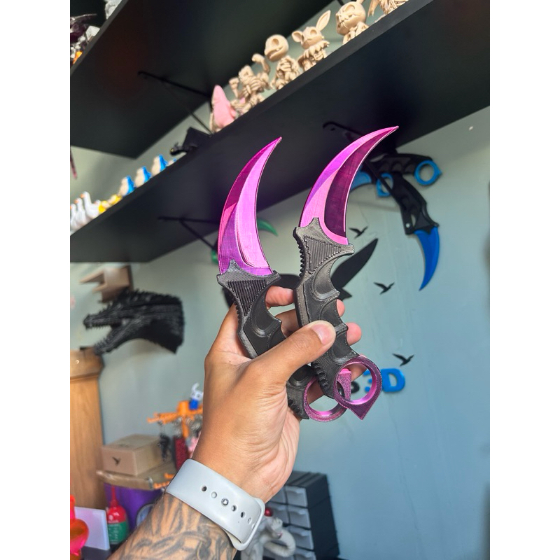 Faca Karambit CS2 Decorativa 3D 22cm + Suporte Expositor | Item Gamer Colecionável em ABS | Setup RGB & Quarto Gamer