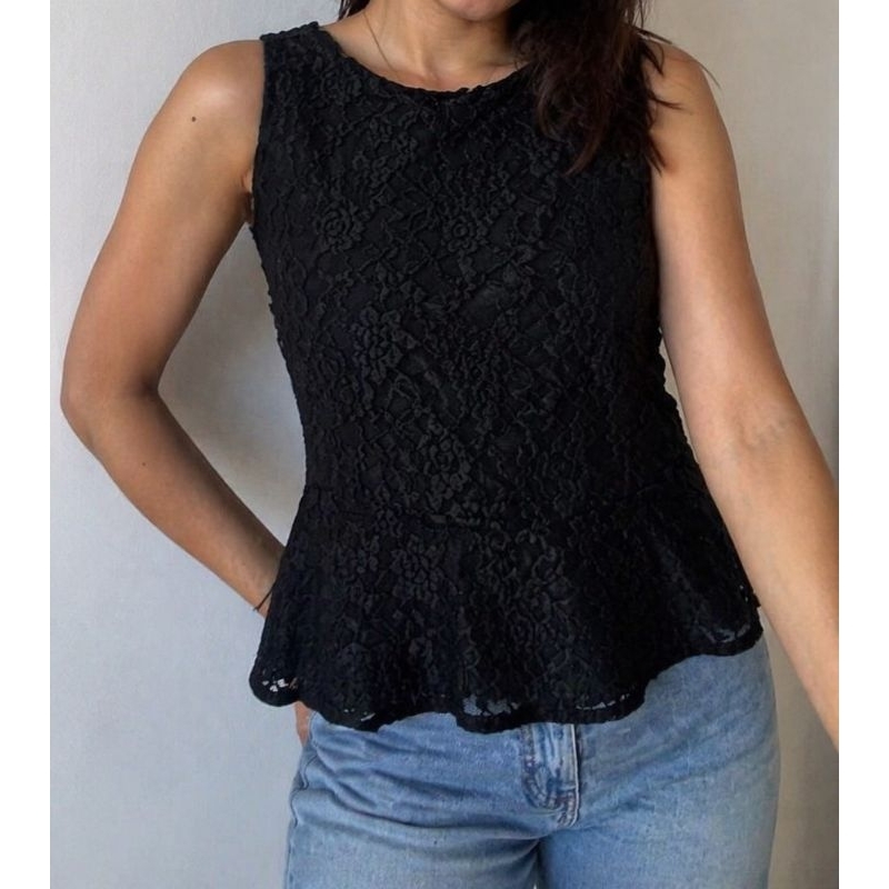 Blusa modelo Peplum de renda M