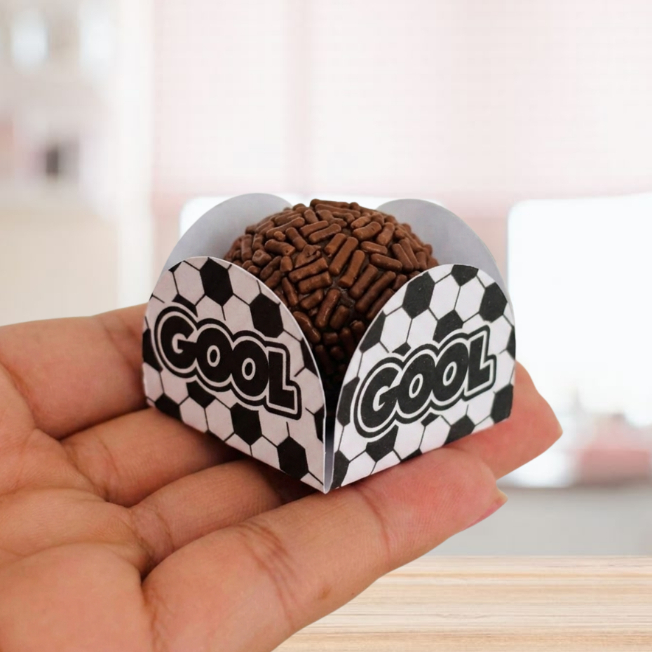 Kit 50 Forminhas Bola de Futebol de Doce Brigadeiro Personalizada 4 Pétalas Festa Aniversário Mimos