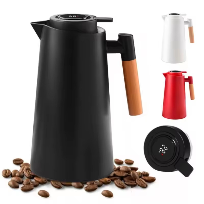 Garrafa térmica preta estilo nórdico com cabo de madeira, display digital de temperatura na tampa e grãos de café ao redor, acompanhada de variações nas cores branca e vermelha.