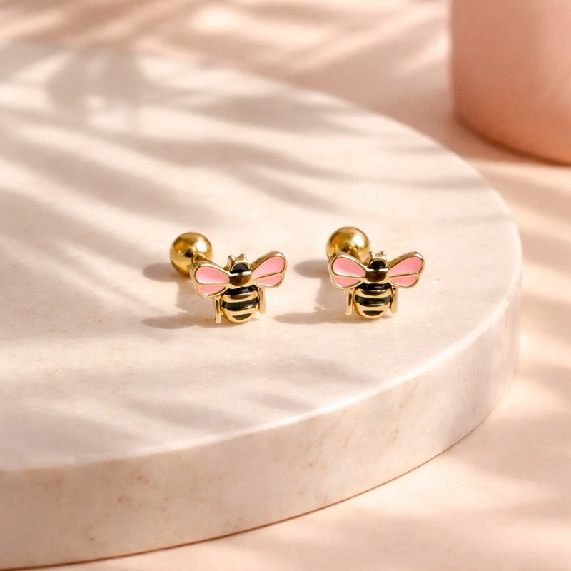 BRINCO INFANTIL ABELHA HIPOALERGÊNICO BANHADO A OURO 18k COM TARRAXA DE ROSQUEAR