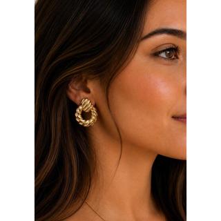 BRINCO ARGOLA TORCIDA ANHO OURO 18K elegante e casual para uso diário
