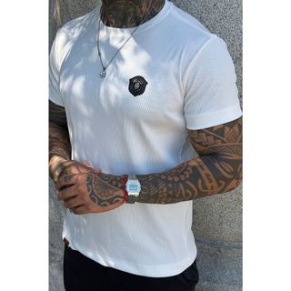 Camiseta Masculina Slim Canelada com Elastano e Brasão de Metal. Gola Redonda, Casual, Luxo e Conforto. Oferta Exclusiva