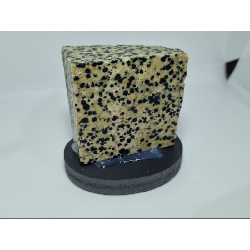 Pedra natural bruta 125g - Jaspe dálmata na base espelhada dourada (conhecida como pedra da alegria, poder pessoal)