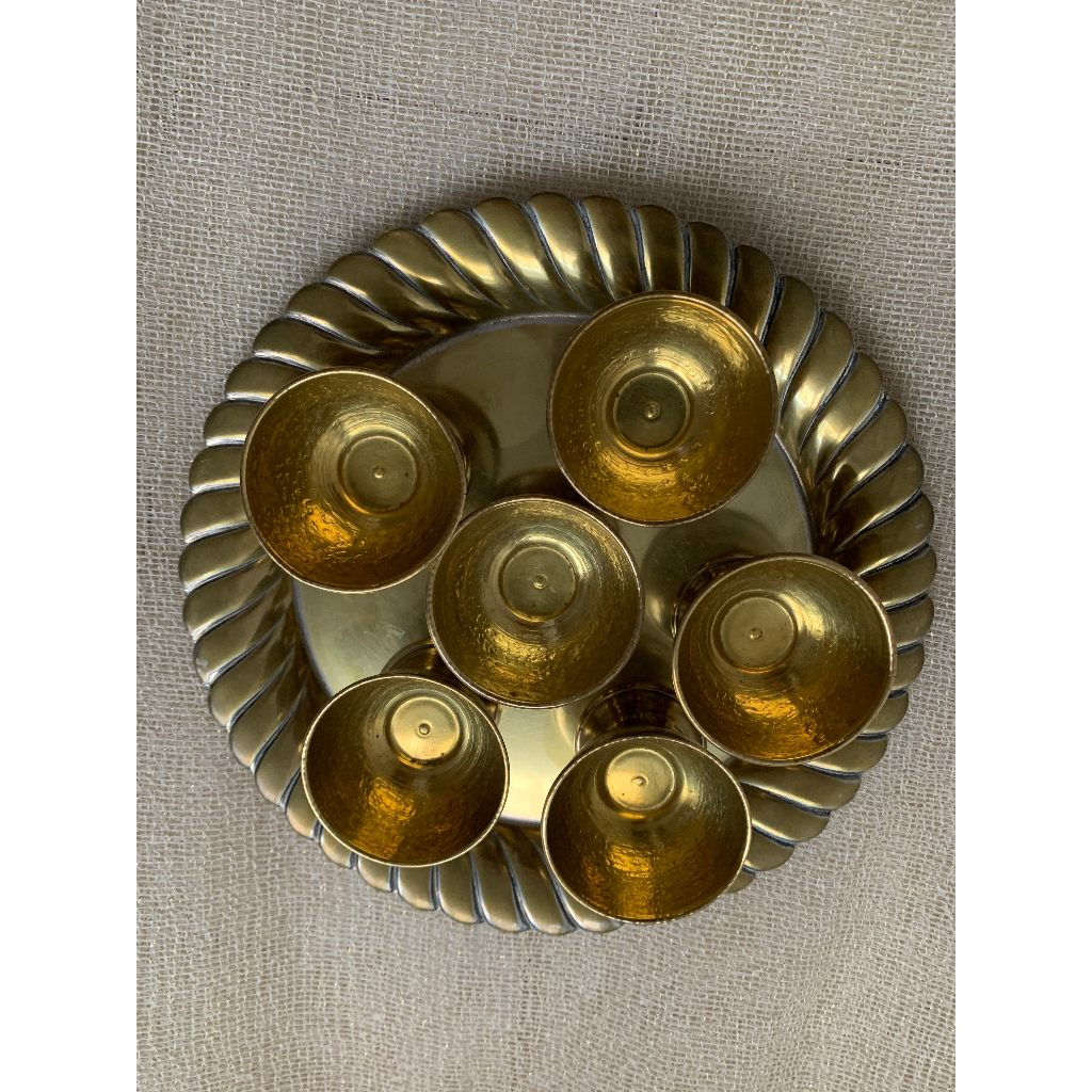 conjunto eberle antiguidade 6 copos indianos de metal dourado e prato bandeja de prata