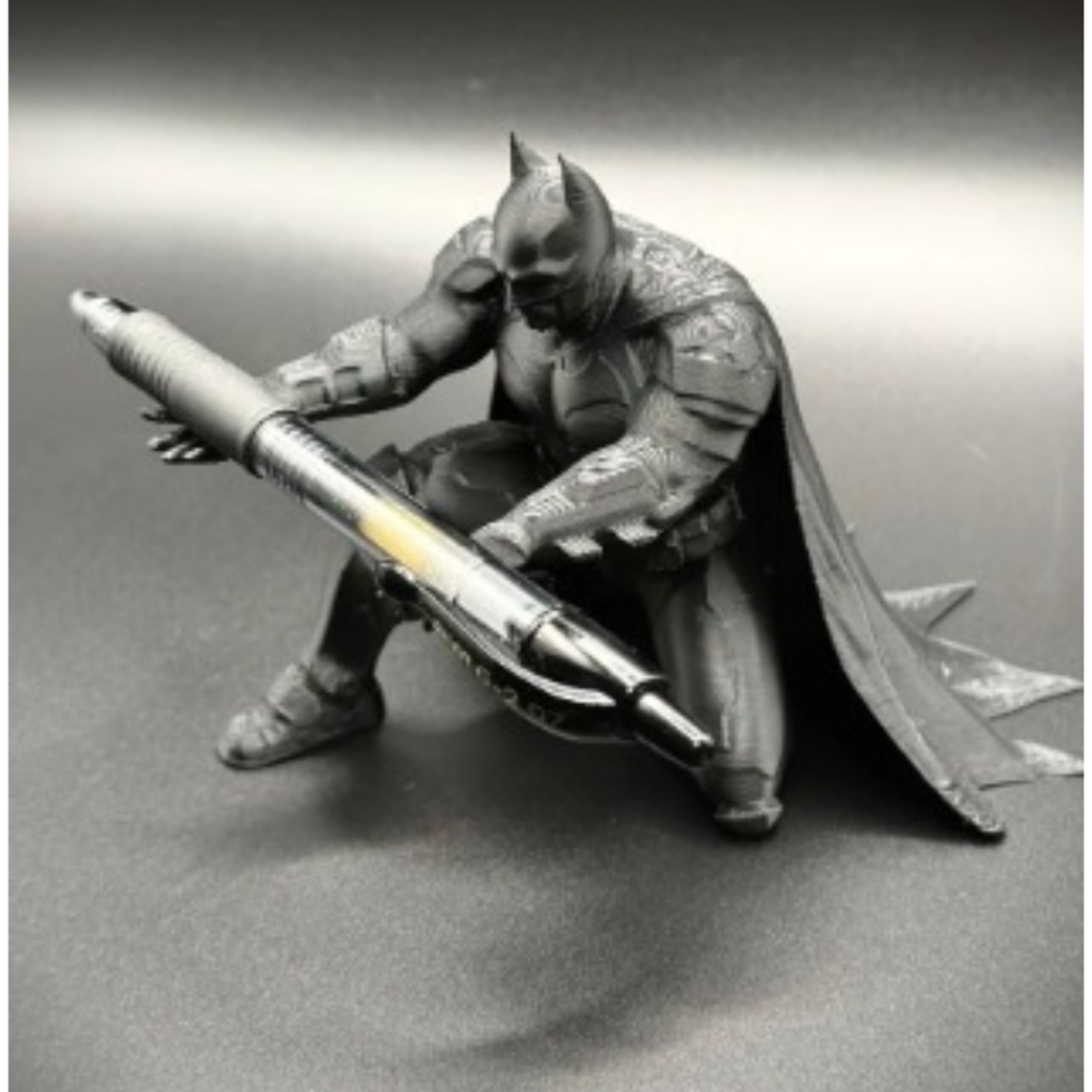 Batman Triste Ajoelhado Decoração Gabinete Estante Prateleira Setup PC Estatueta Geek Porta Caneta