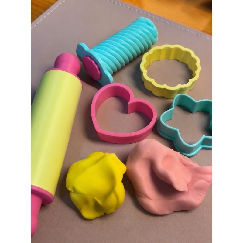 Kit Massinha de Brincar Infantil com Cortadores Extrusora e Rolinho Colorido - Presente e Lembrancinha