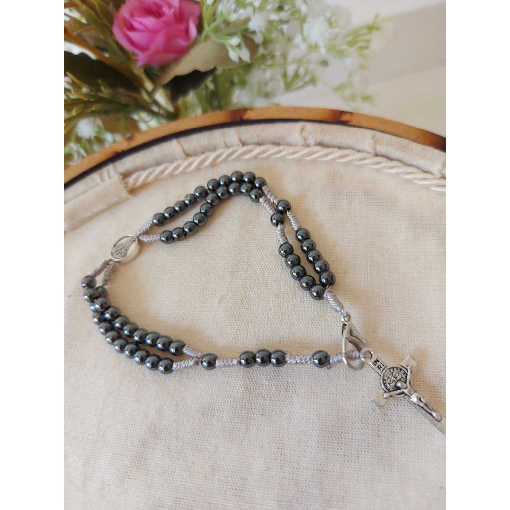 Pulseira terço com fecho Nossa Senhora Aparecida hematita