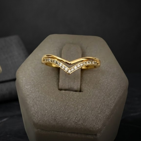 Anel V Cravejado Banhado a Ouro 18k com Zircônias