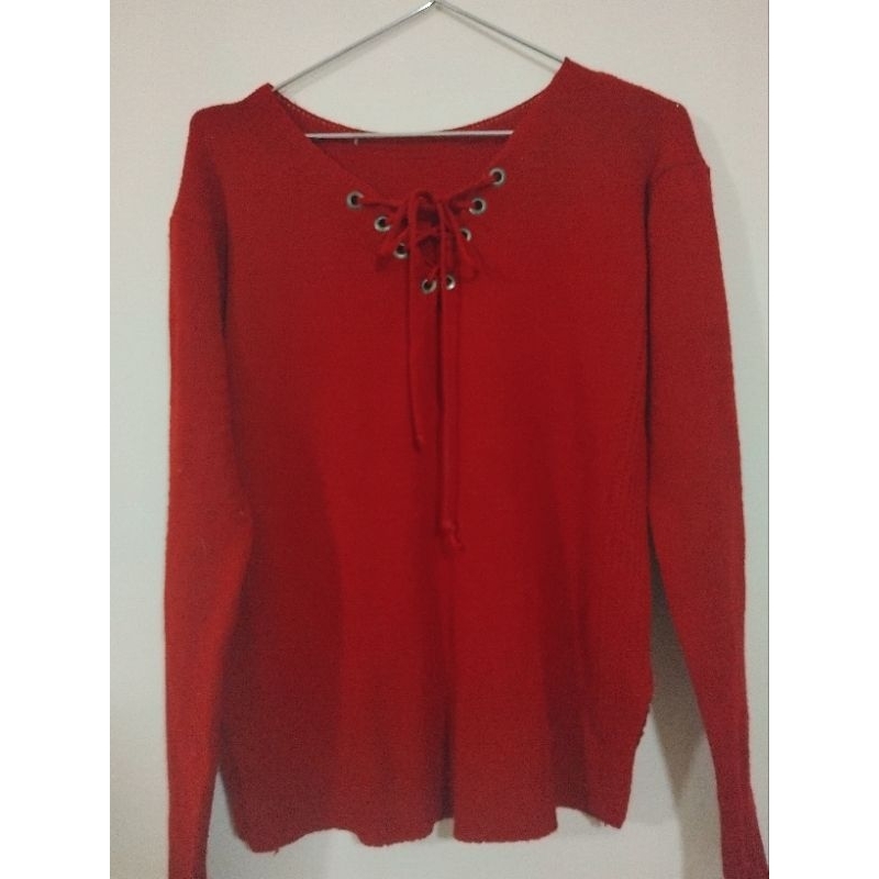 Blusa de lã  vermelha,decote em V. com detalhes do decote.Veste M G
