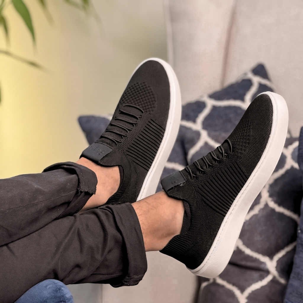 Tênis Masculino Knit Cinza com Amarração, Solado Branco e Estrutura Leve para Caminhada e Dia a Dia