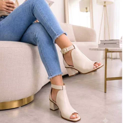 Sandália Feminina Ankle Boots Off White Salto Grosso 5cm Fivela Moda Confortável Elegante