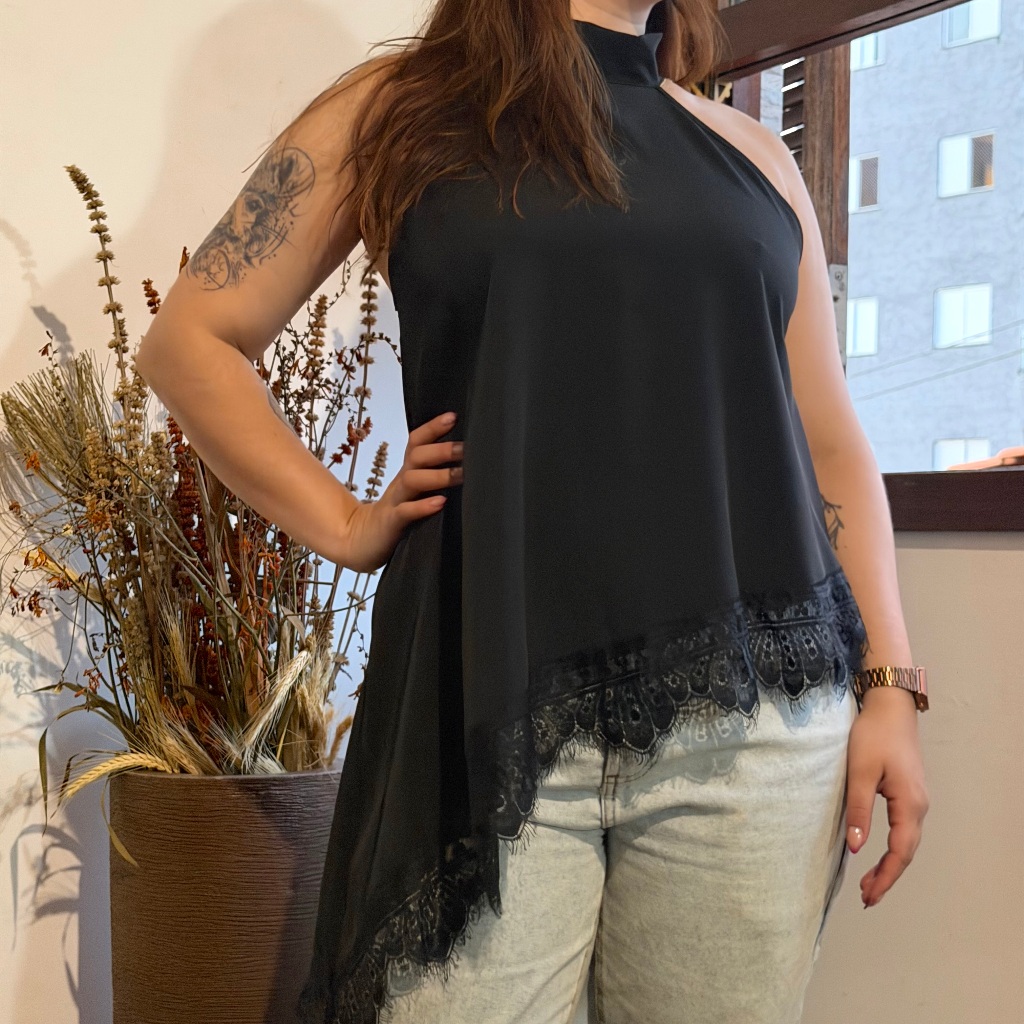 Blusa Feminina Assimétrica com Renda Bata Fechada Atrás Gola Alta Elegante Sofisticada Blogueira Tendência