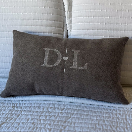 Almofada Personalizada Bordada Com Enchimento Baguete 50x30 Inicial Casal Veludo