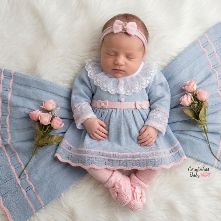 Saída de maternidade menina em tricô /tricot azul claro com rosa e vestido luxo feminina