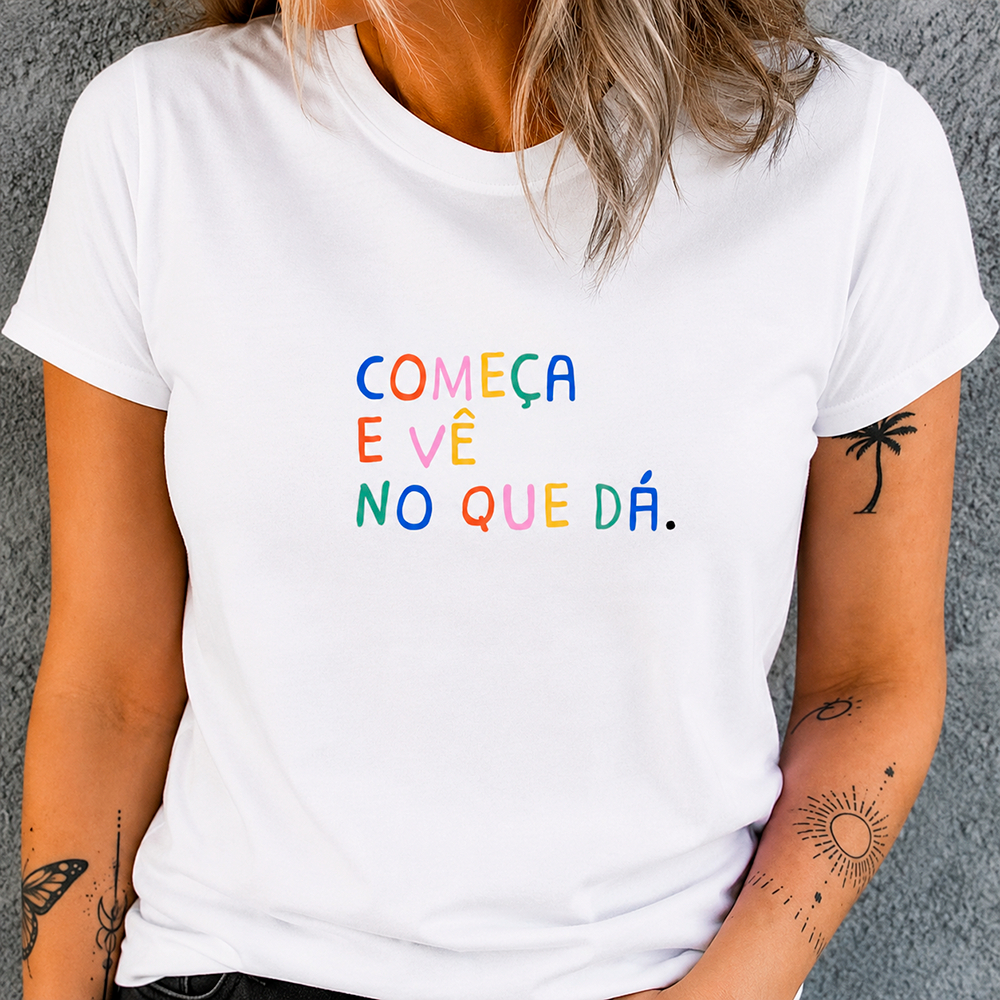 Camiseta Feminina Estampada Frase “Começa e Vê no Que Dá” Blusa Estilosa Casual Básica Confortável Nova Coleção