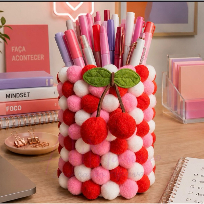Porta Lápis Decorativo Infantil | Organizador de Mesa com Pompons | Presente Criativo