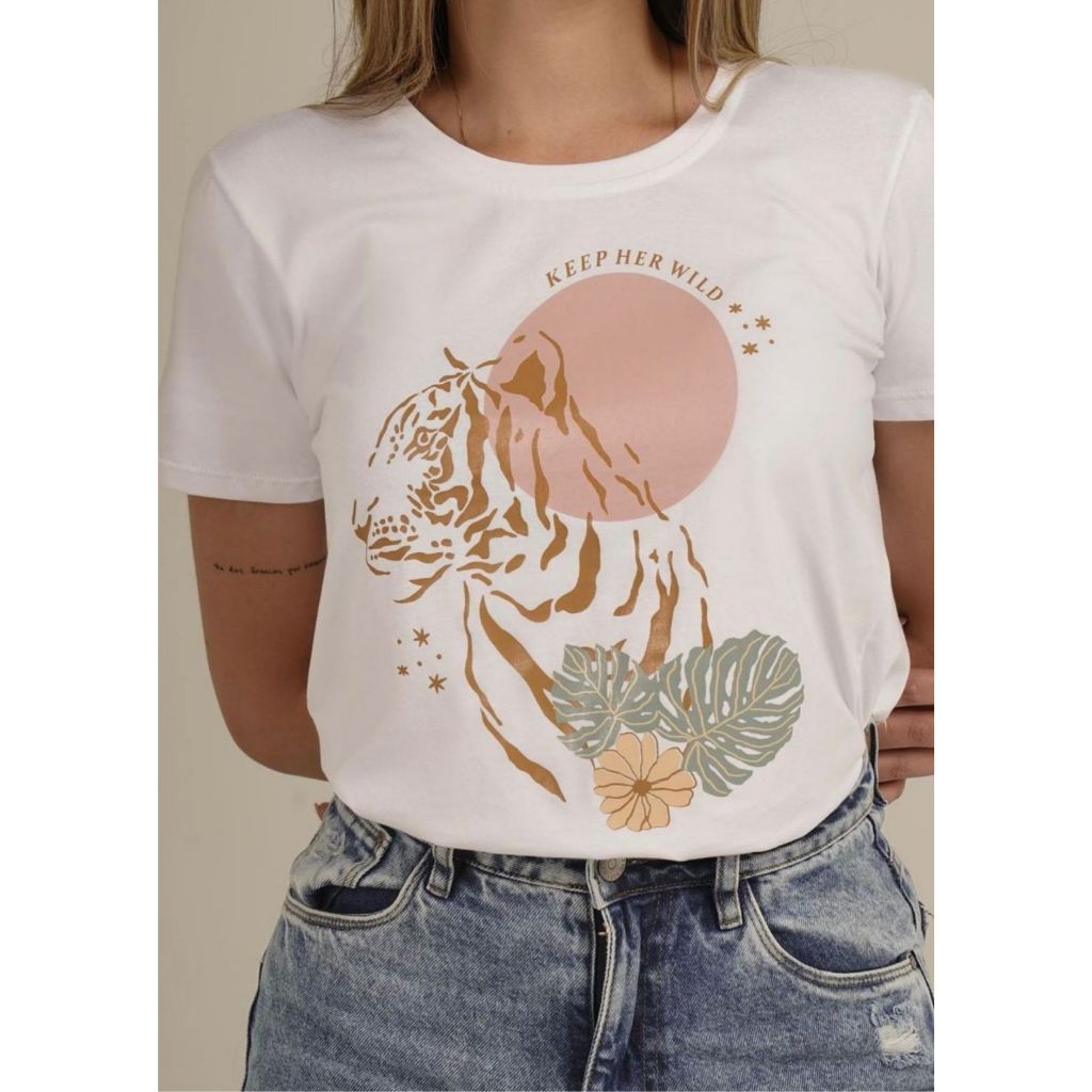 Camiseta Feminina Estampado com: Keep Her Wild - Básica Moderna 100% Algodão Manga Curta Gola Redonda Confortável