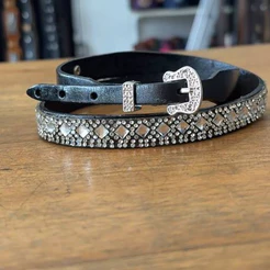 Bandinha De Chapéu Country Strass Prata Couro Legítimo Ref 006