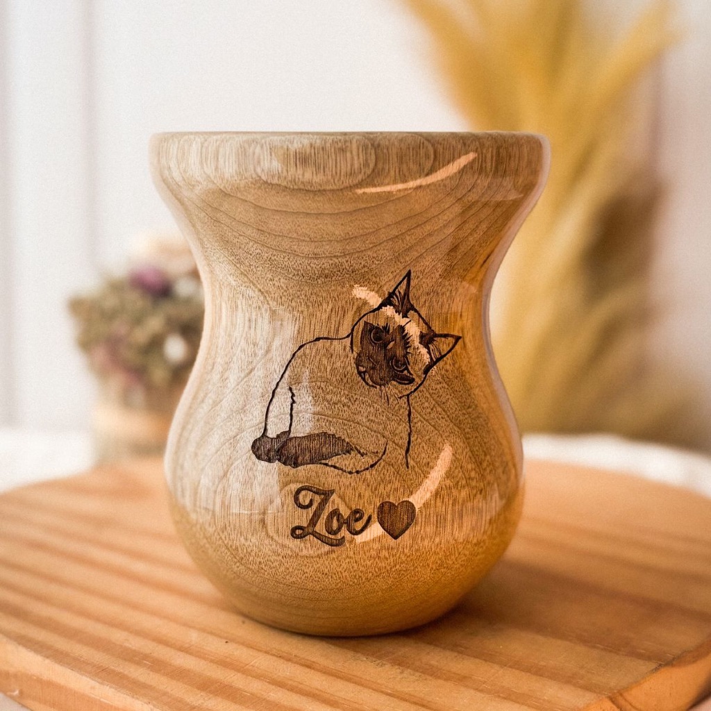 Cuia de Chimarrão  Madeira Inteira Natural com gravação a laser personalizada com sua logo/nome/arte