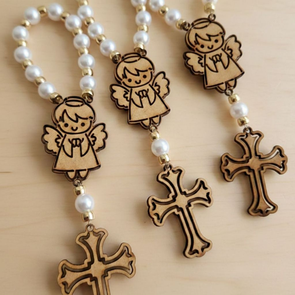 Lembrancinha Batizado De Luxo Terço Mdf E Pérolas + Organza