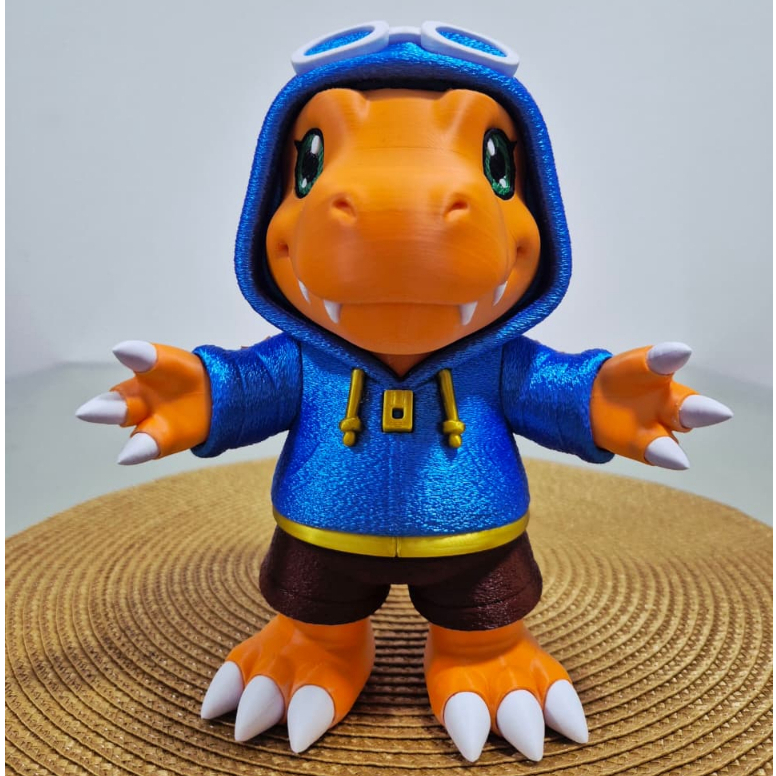 BONECO AGUMON DIGIMON COM MOLETOM AZUL E ÓCULOS TAI DECORAÇÃO IMPRESSÃO 3D. Tamanho: 20cm