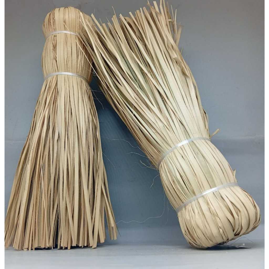 Vassoura de Palha Caipira Sem O Cabo - Ideal para Pisos Rústicos e Quintais em Oferta na Shopee