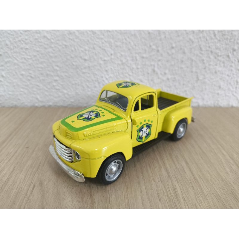 miniatura CBF Brasil copa caminhonete antiga carrinho de ferro