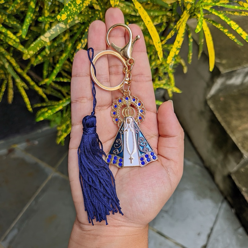 Chaveiro Nossa Senhora Aparecida Folheado A Ouro com Tassel Azul, Strass Azul e Mosquete Para Bolsa E Chaves