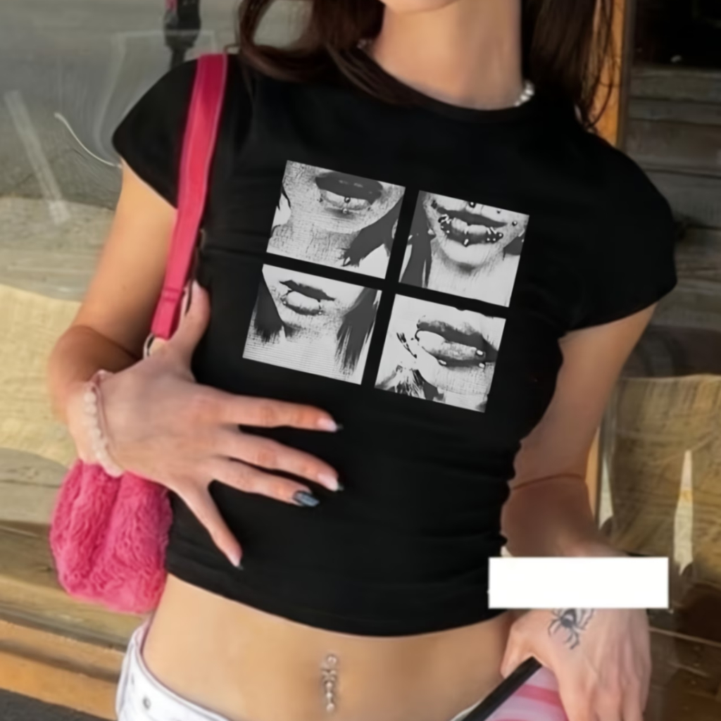 Baby Tee Estampa Boca Piercings Moda Gringa Y2K Cyber Grunge Aesthetic