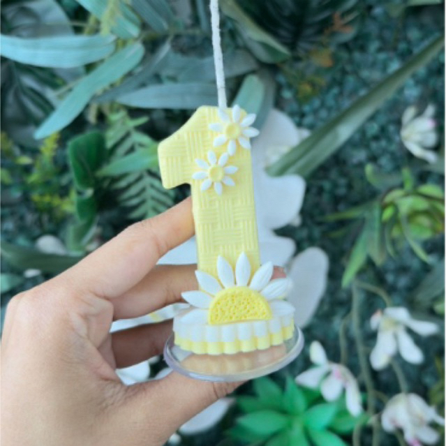 Vela em biscuit com base para bolos | Margarida | festa