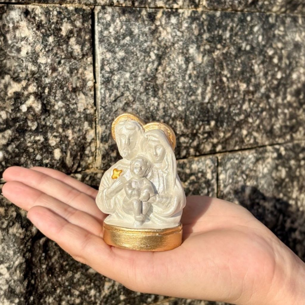 kit com 5 Mini Sagrada Familia 7cm, Com detalhes Dourados, Para Decorações.