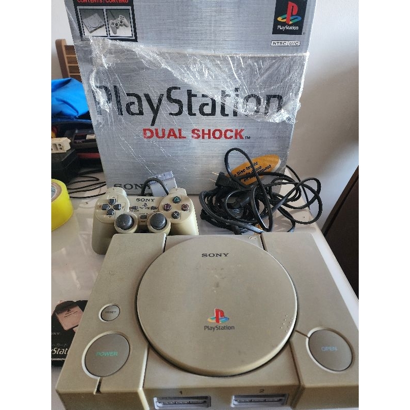 Leia o anúncio Console PS1 Play Station Fat 7501 1999 com marcas de uso e do tempo 1 controle Original