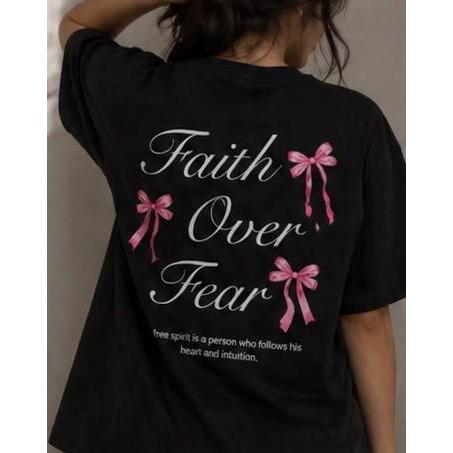 CAMISETA FEMININA OVERSIZED ESTAMPA LAÇO ROSA MODA AESTHETIC TUMBLR