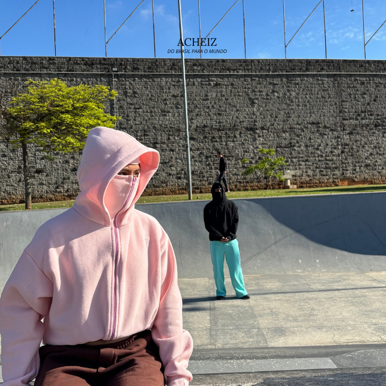 CASACO DE MOLETOM COM ZIPER E BALACLAVA INTEGRADA