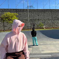 CASACO DE MOLETOM COM ZIPER E BALACLAVA INTEGRADA