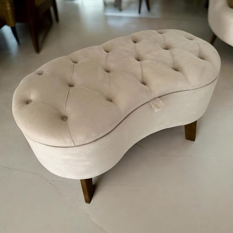 Puff Feijão Baú Divã Curvado em Veludo - Banqueta Grande com Pés de Madeira para Sala e Recepção