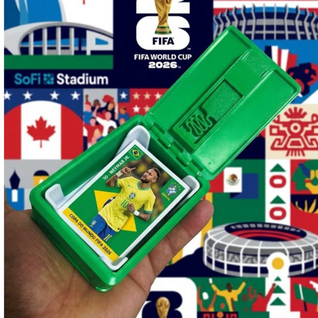 Porta Figurinha Dourada Copa do Mundo 2026 com Troféu Dourado em Cores Vibrantes Colecionáveis