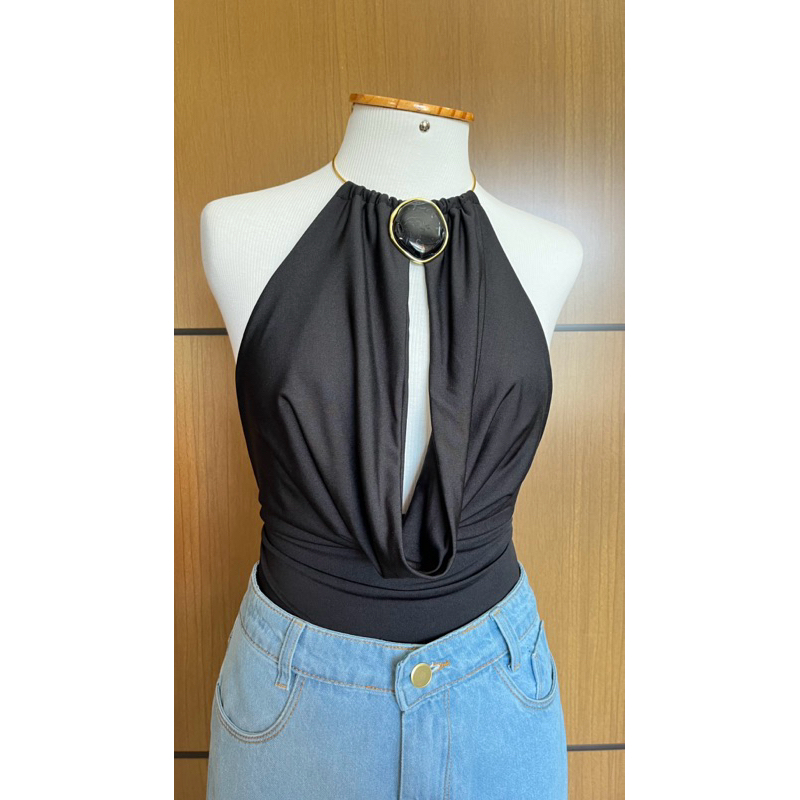 Body Argola Feminino Com Pingente Preto Costas Nua