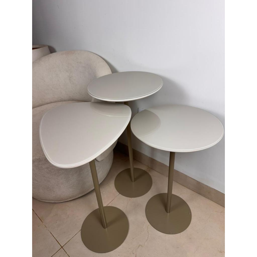 Kit 3 Mesas Apoio Lateral Canto Sala Quarto Decoração - Metal Champanhe Tampo Off White com Vidro Redondo Oval Organico