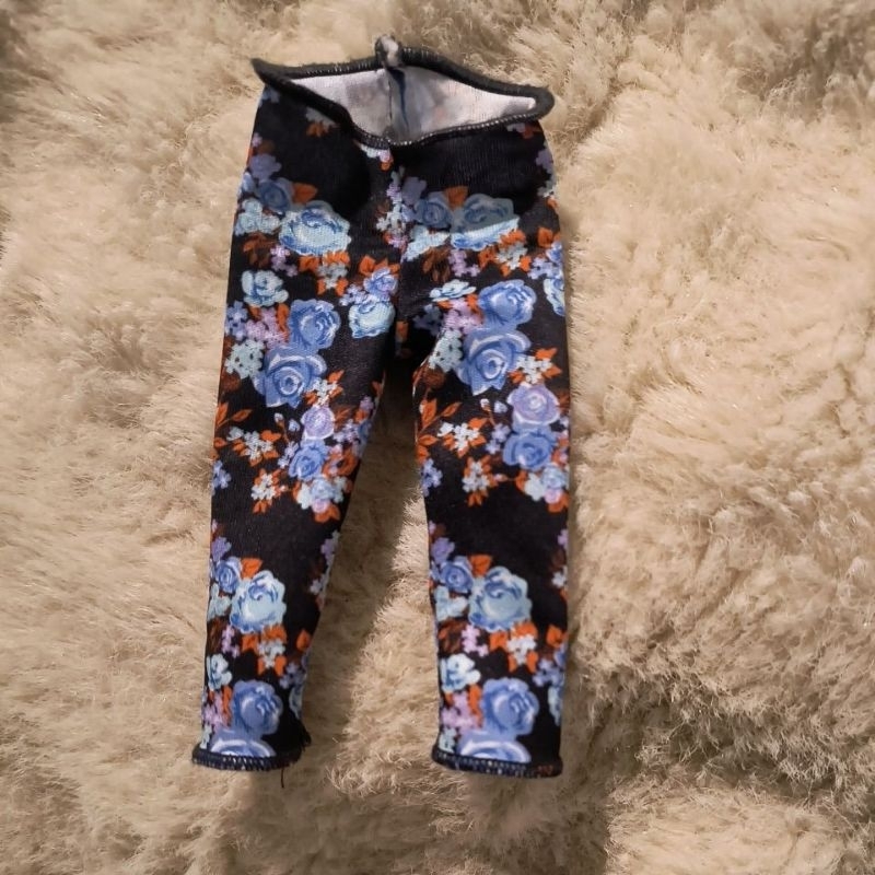 Acessório calça de boneca usada