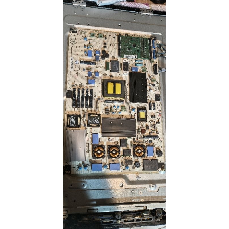 placa de fonte/LED LG EAY60803101 (P/N: 3PCGC10008A-R), comum nos modelos de TV LG 42LE5300, 42LE5500 e 47LE5500.