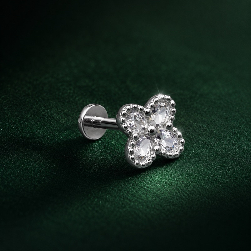 Piercing de Pino Trevo Transparente em Prata 925 Delicado e Brilhante